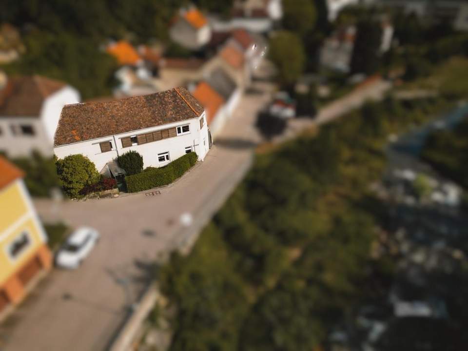 AUSSERGEWÖHNLICHES HAUS IN KREMS AN DER DONAU MIT KLEINEM INNENHOF