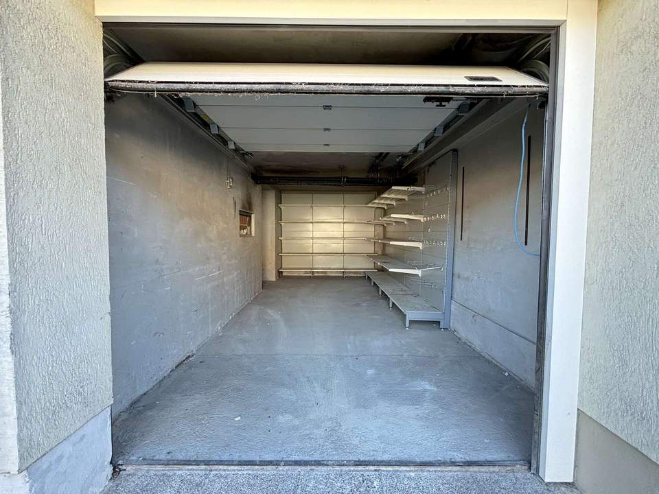 Geräumige Garage inklusive Abstellraum in Redfeld zu vermieten!