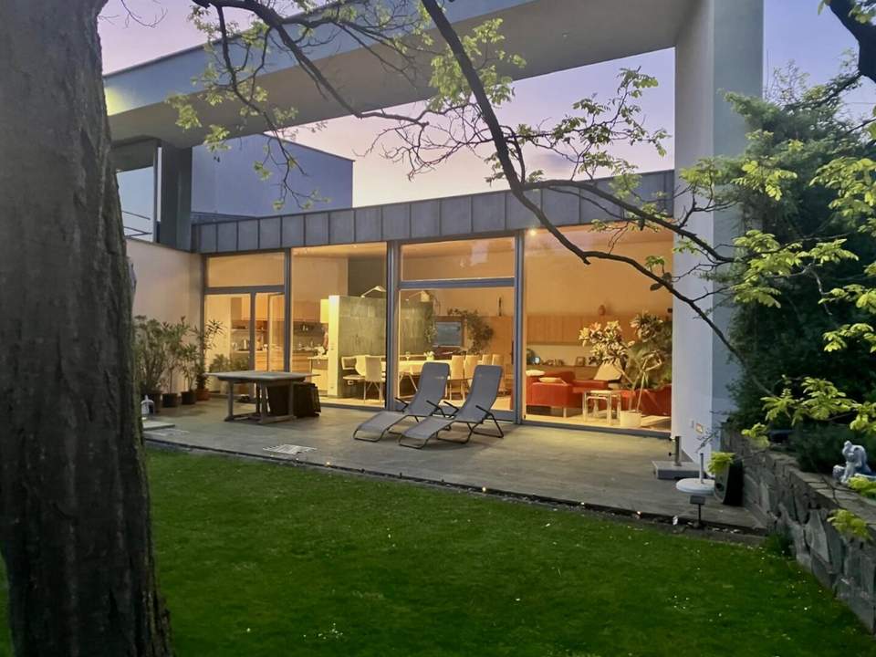 Architekten-Villa in traumhafter Landschaft – ein Rückzugsort mit höchster Wohnqualität.