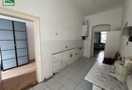 LEERSTEHEND! RENOVIERUNGSBEDÜRFTIGE WOHNUNG IN GEPFLEGTEM ALTBAU - LIFTBENÜTZUNG INKLUSIVE! SCHLAFZIMMER HOFSEITIG!