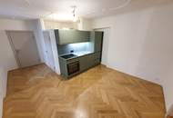 Charmante 2-Zimmer-Altbauwohnung mit Balkon in zentraler Lage