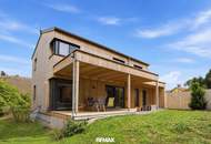 Neuwertiges Einfamilienhaus mit überdachter Terrasse und großzügiger Garage
