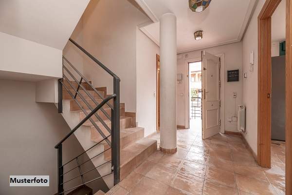 Altbauwohnung im Hochparterre mit Küche, Kabinett und 2 Zimmern