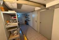 Stadthaus mit Geschäftsräumen, Wohneinheit, Garage und Stellplätzen – für Eigennutzer und Anleger