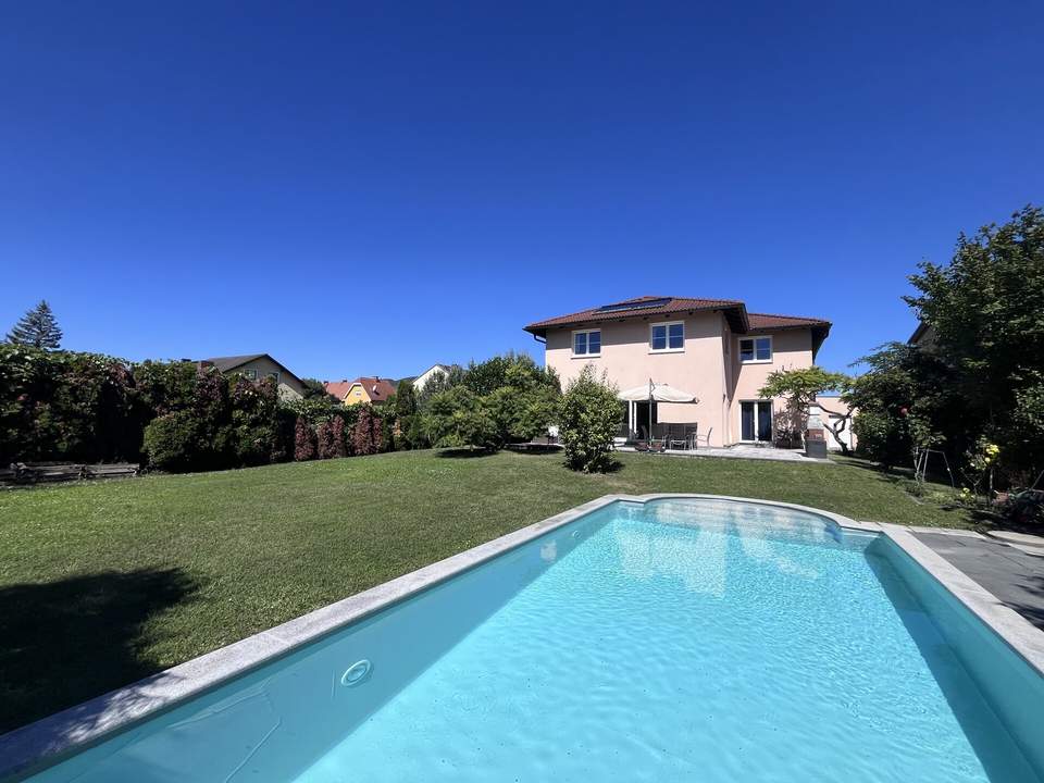 Tolles Zweifamilienhaus mit Einliegerwohnung, sonniger Terrasse, Keller, Doppelgarage und Pool!