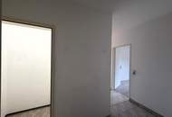 Unbefristete 3-Zimmer-DG-Wohnung mit Balkon und Grünblick // 3-Room Attic Apartment for Rent on an Unlimited Lease, with Balcony and Green Views //