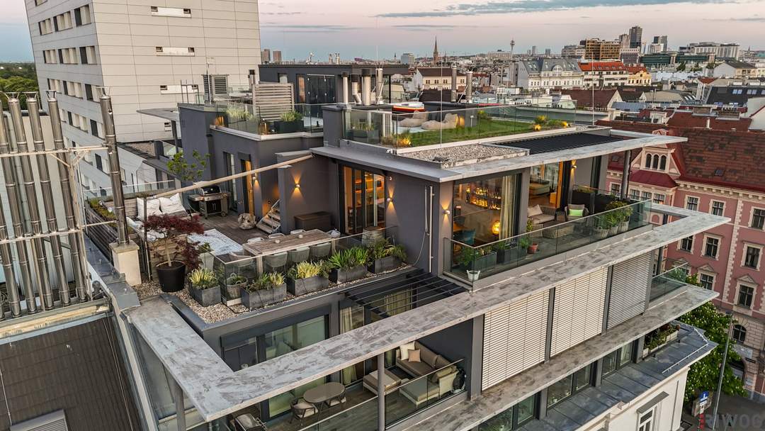 PENTHOUSE ohne SCHRÄGEN mit Vollverglasung und Wellnessterrasse inkl. Sauna und Blick über Wien - außergewöhnliche RARITÄT mit 2x Tiefgaragenplätzen im Haus / Kaufpreis inkl. LUXUS-Möblierung