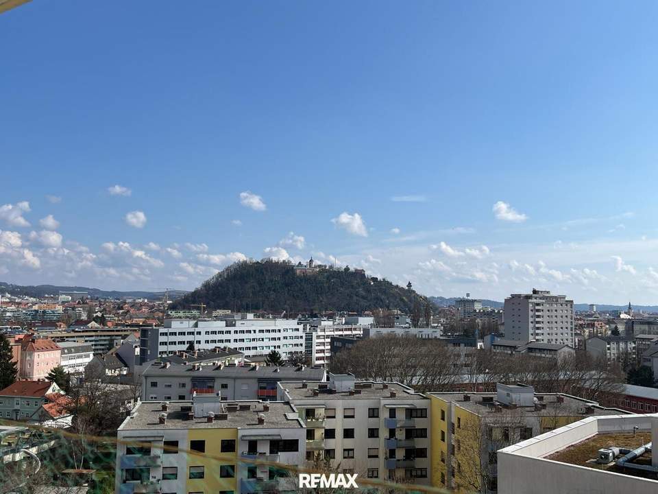 Neu sanierte, helle Wohnung mit toller Aussicht!
