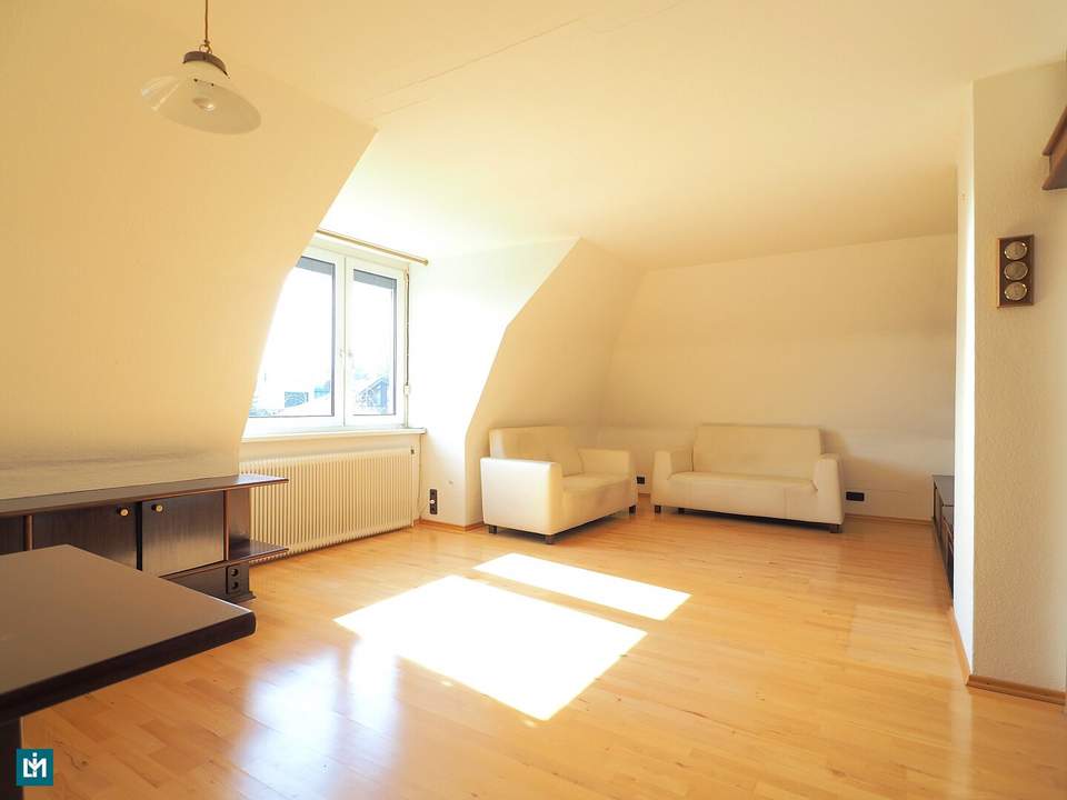 CHARMANTE 3-ZIMMER-DACHGESCHOSSWOHNUNG MIT DACHTERRASSE UND GRÜNBLICK