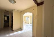 Eine helle, renovierungsbedürftige 3-Zimmer Dachgeschosswohnung &amp; PP // A bright, 3-room attic apartment in need of renovation &amp; parking //