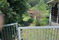 Grundstück mit Hütte und kleinem Teich