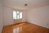 Renovierungsbedürftiges Wohnhaus mit sonnigem Garten