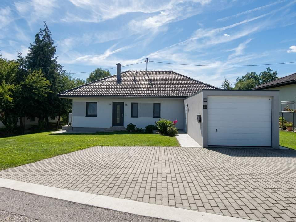 Neuwertiger Bungalow mit großem Grundstück