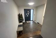 Teilsaniertes Einfamilienhaus mit großzügigem Nebengebäude