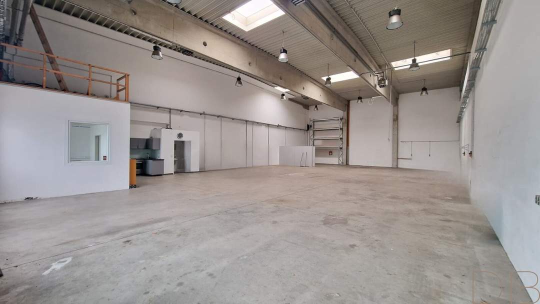 DB IMMOBILIEN | 375 m² Gewerbehalle im IZ NÖ Süd zu vermieten!