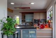 Dachgeschosswohnung in Ruhelage mit traumhaftem Grünblick, eigenem Garten und Garage