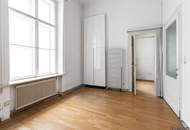 BÜRO IN ELEGANTEM HAUS / Blick auf Volkstheater und MQ / Sanierungsbedürftig