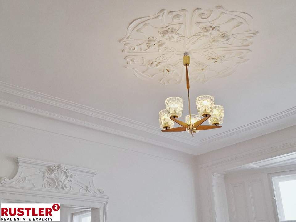 Stuck, Kachelofen, Flügeltüren: Altbauliebe mit Klopfbalkon