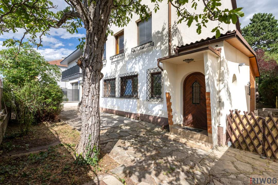 MIETKAUF | Ca. 404 m² Nutzfläche | Sanierungsbedürftig | Potenzial zum Luxuseinfamilienhaus oder Mehrgenerationenhaus | Ost/West | Großer Garten &amp; Garage