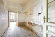 Sanierungsbedürftige Altbauwohnung in prachtvollem Jahrhundertwendehaus | Hofseitiges Schlafzimmer | Nähe Stadthalle, Vogelweidpark, Lugner City