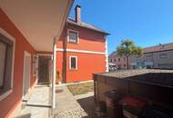 Stadthaus mit Geschäftsräumen, Wohneinheit, Garage und Stellplätzen – für Eigennutzer und Anleger