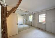 Eine helle, renovierungsbedürftige 3-Zimmer Dachgeschosswohnung &amp; PP // A bright, 3-room attic apartment in need of renovation &amp; parking //