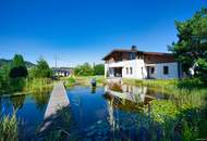 Exklusivität und Privatsphäre pur auf 2.610 m2 Grundfläche! Von der Terrasse in den Schwimmteich.