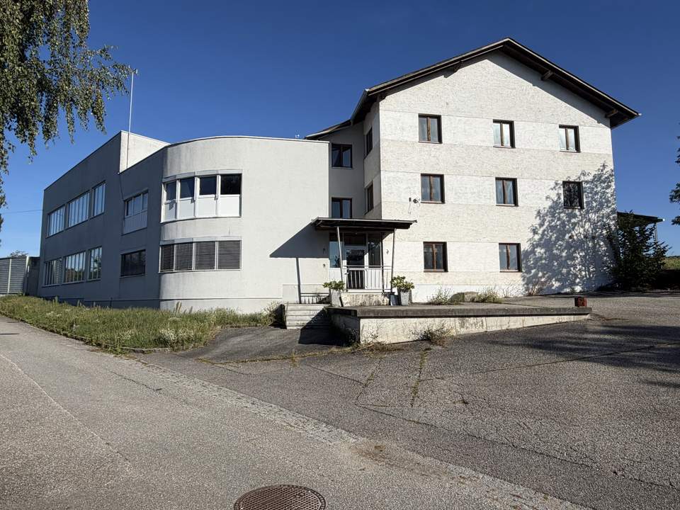 Gewerbegrundstück mit großen Produktionsflächen