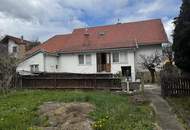 Kleines Häuschen mit vielen Möglichkeiten auf sonnigem Bauland
