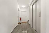 Exklusives Wohnerlebnis in St. Martin: Neuwertige 3-Zimmer-Wohnung mit hochwertigem Mobiliar, großem Südwest-Balkon und Tiefgaragenstellplatz
