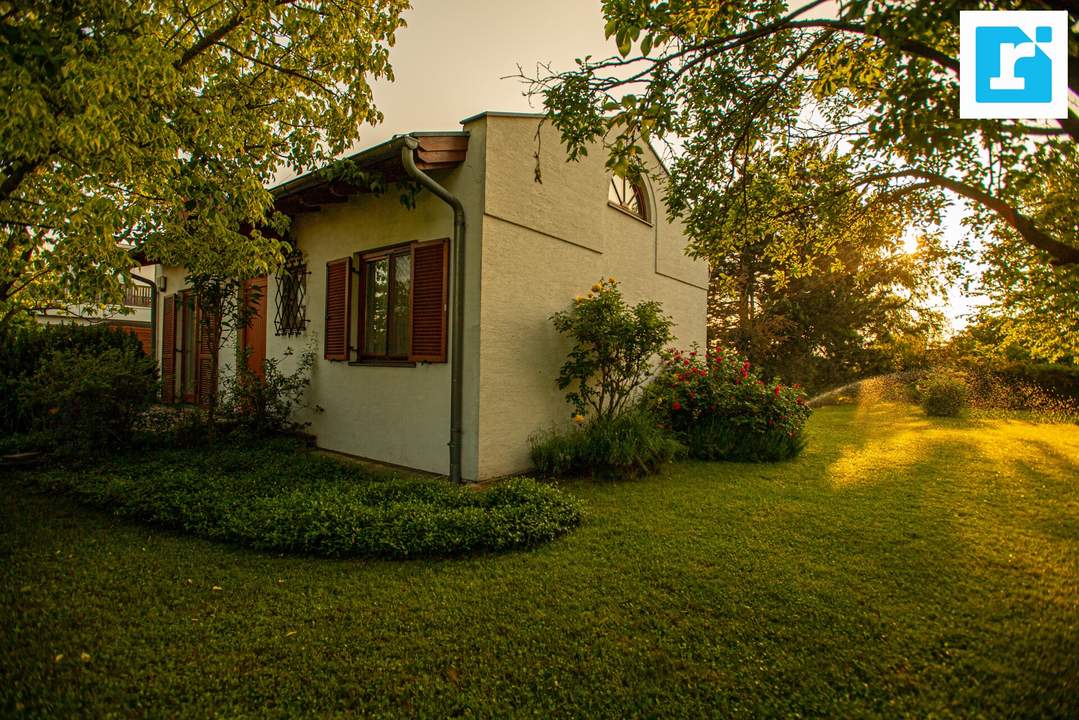 Idyllisches Seegrundstück mit Ferienhaus