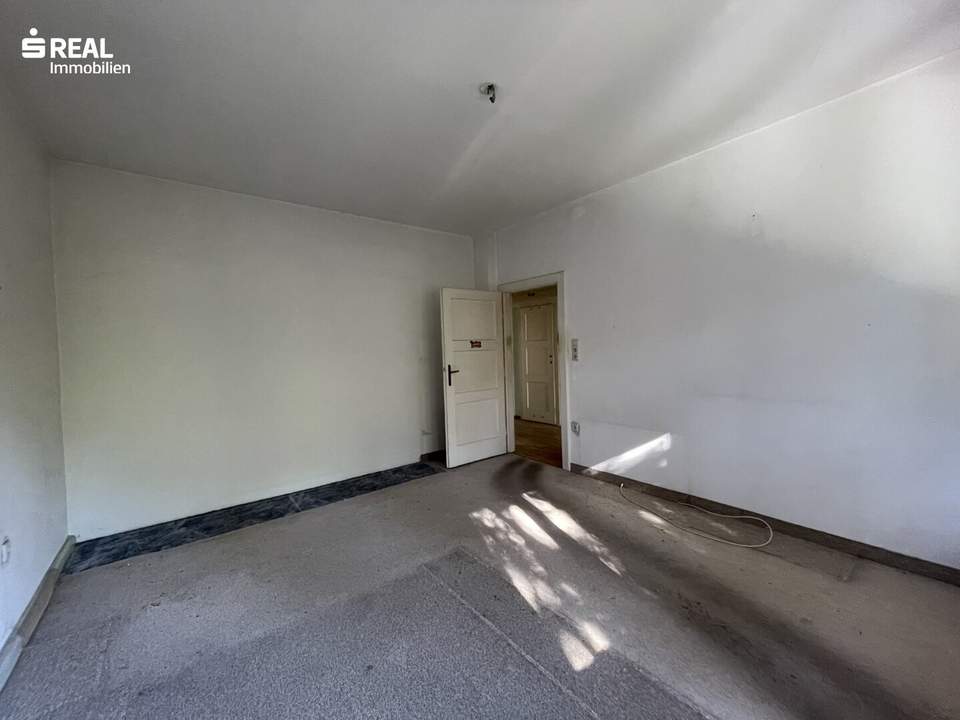 Sanierungsbedürftige 2-Zimmer-Wohnung mit Balkon in Salzburg