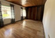 Bauernhaus mit uneinsehbaren Innenhof und Schuppen