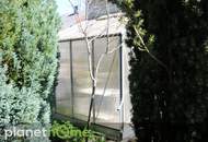 U-förmiges Haus mit überdachter Terrasse