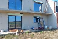 Dieses belagsfertige 4-Zi-Reihenhaus in Strem, 160m², Balkon, Terrasse in ruhiger Siedlungslage wartet auf Sie!
