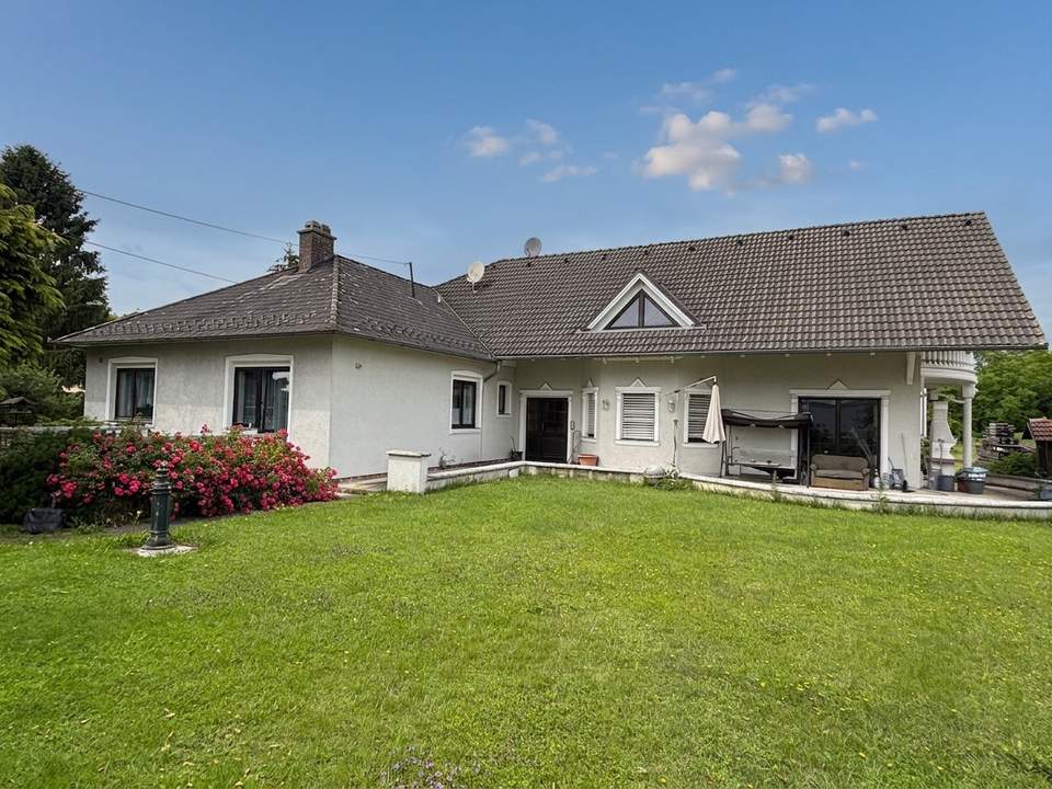 Zweifamilienwohnhaus mit großem Grundstück