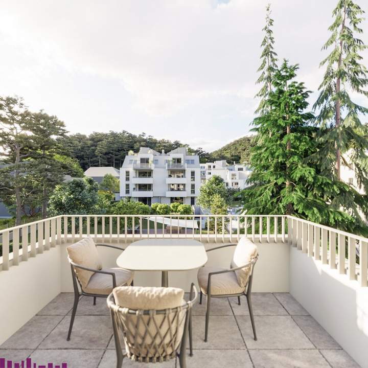 Abkühlen im hauseigenen Pool .... Ihre Traumwohnung mit Terrasse oder Garten und Fernblick Nähe Maurer Wald PROVISIONSFREI !!