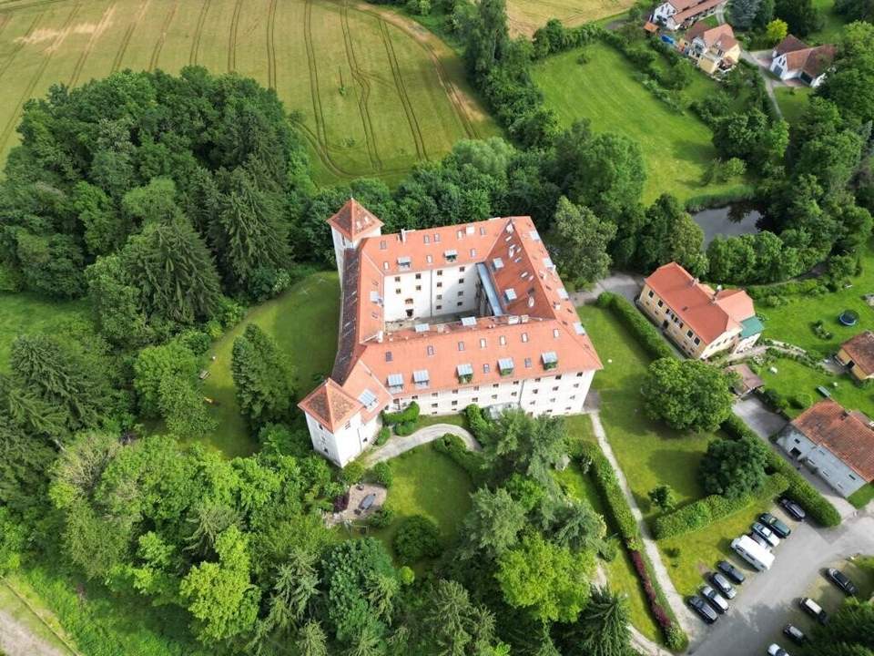 Märchenhaft wohnen im Schloss Herberstorf: 3-Zimmer-Wohnung mit neu ausgestatteter, separater Küche
