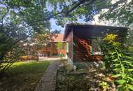 LIEBEVOLLES LANDHAUS FÜR ZWEI PERSONEN IN GRÜNLAGE MIT GESCHLOSSENEM, ABSOLUT UNEINSEHBAREM INNENHOF UND HERRLICHEM GARTEN SAMT GRILLPLATZ UND NEBENGEBÄUDEN