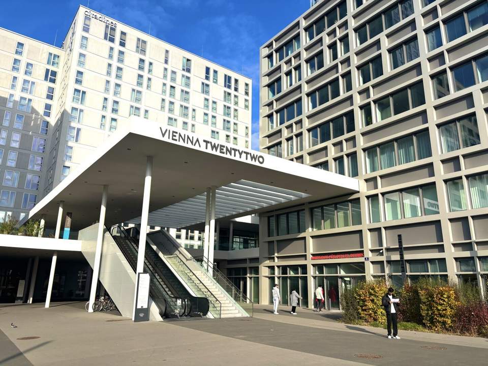 U-Bahn-Station KAGRAN U1 I Stilvolle Wohnung mit Loggia I Rooftop POOL &amp; SAUNA I Fitnessraum