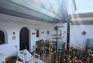 Eine Villa mit Wohnkultur, parkähnlichem Garten und Pool // A Villa of Distinction with Park-Like Garden and Pool //