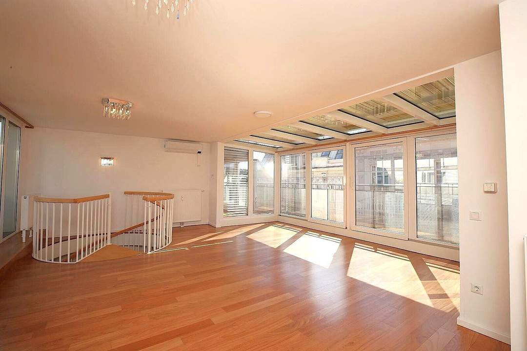 KEINE SCHRÄGEN !!! - Die Wohnfläche ist voll nutzbar + 1 Gartenterrasse (ca. 100 m²) + 5 Terrassen (ca. 50 m²) + 1 Garagenplatz im Eigentum