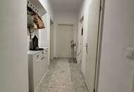 Helle, praktisch geschnittene 2-Raum-Wohnung in ruhiger und beliebter Lage von Wels – mit eigenem Parkplatz, durchdachter Ausstattung und entspannender grüner Aussicht!