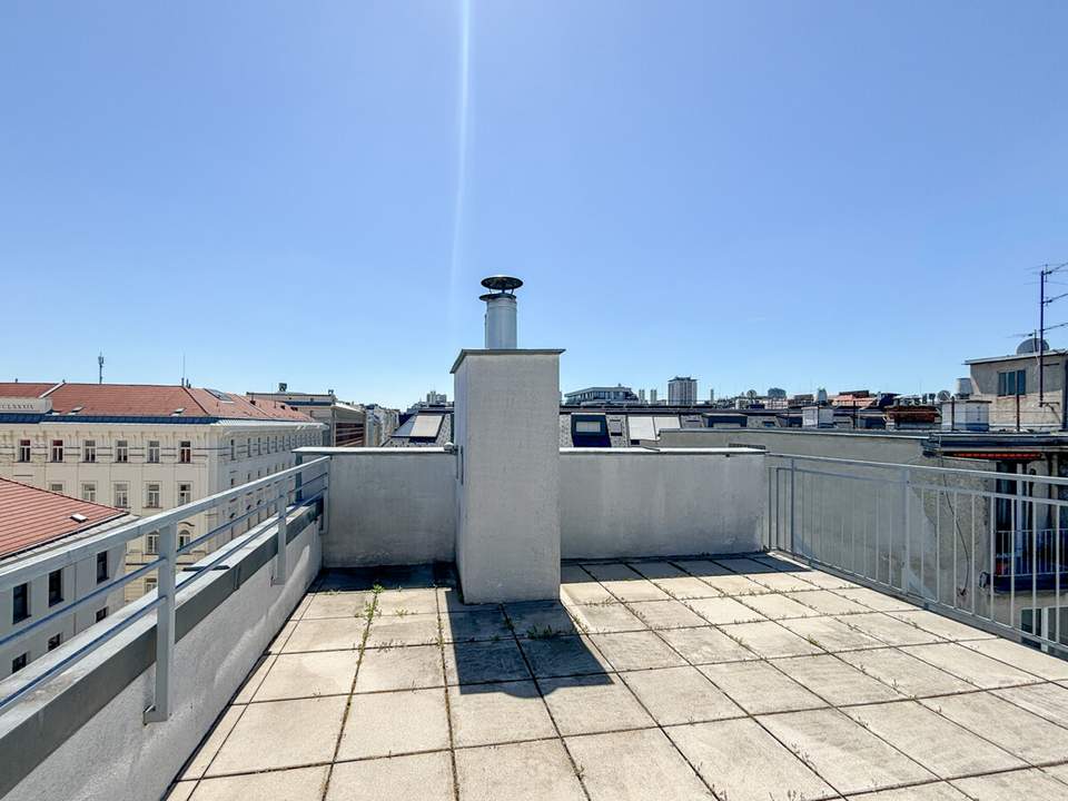 Helle Dachgeschosswohnung mit 3 Schlafzimmern, Kamin & Dachterrasse