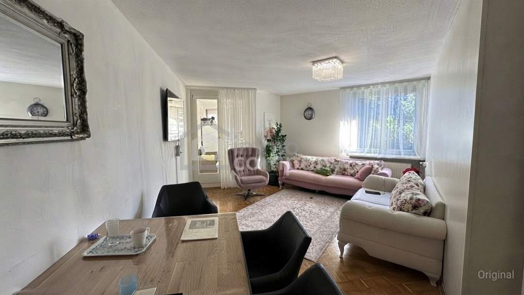Götzis - Helle Eigentumswohnung im obersten von drei Stockwerken, 3 Zimmer, Loggia mit Glasfront zum Öffnen oder Schließen, 77 m2 + 9 m2 Loggia, Gesamt 86 m2, inkl. 1 TG und 1 Kellerabteil.