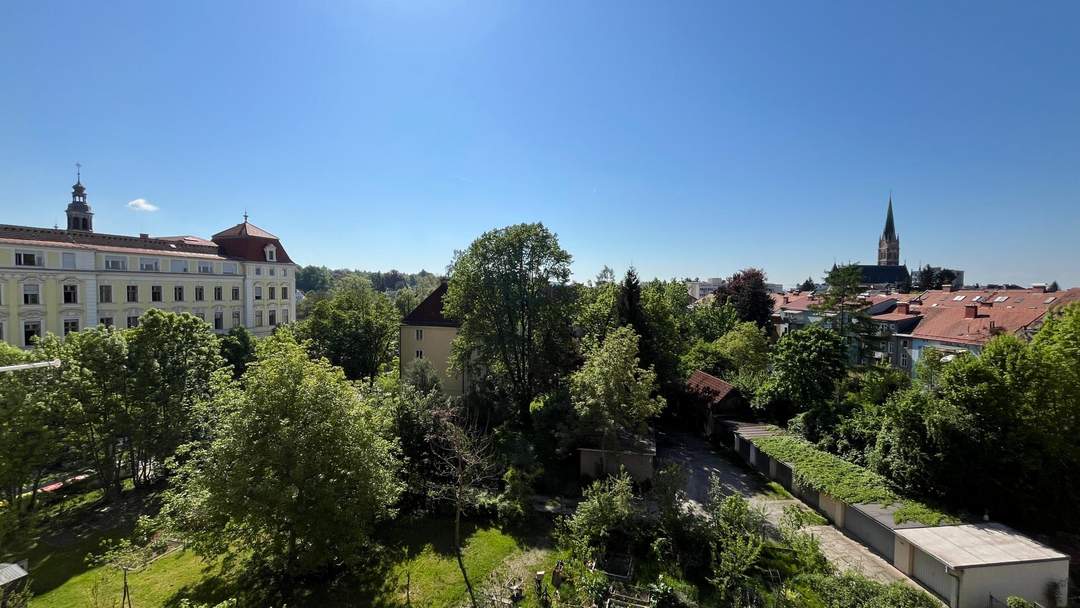 St. Leonhard! Zentral gelegene Wohnung mit ruhiger Loggia und schöner Aussicht