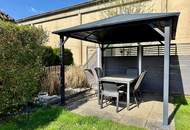 Charmante Dachgeschosswohnung mit Eigengarten & Doppelcarport