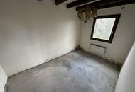 2 stark renovierungsbedürftige Häuser auf einem Grundstück mit schöner Fernsicht zu verkaufen