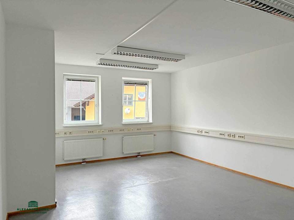 Großzügige Büroeinheit mit Parkmöglichkeiten und Halle mit Rolltor