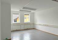 Großzügige Büroeinheit mit Parkmöglichkeiten und Halle mit Rolltor